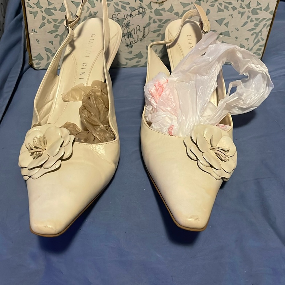 HEELS-DRESSY BEIGH W/Leather Flower Detailing Sling Pump Almost New 3 Inches